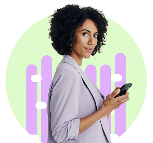 Jonge vrouw met een telefoon en een grafiekillustratie op de achtergrond