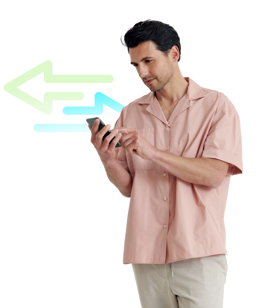 Jeune homme effectuant un virement via son GSM